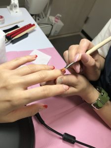 施術風景 Carly Nail 岐阜県岐阜市の人気ネイルサロン スクールのカーリーネイル